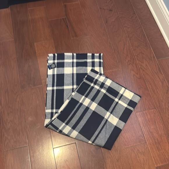 Cole haan navy and cream blanket scarf plaid never worn brand new without tags - Picture 2 of 5